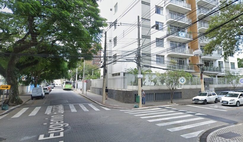 Rua na região central captada no google street view. Obra de adutora interdita rua na região central de SJC a partir de segunda (23)