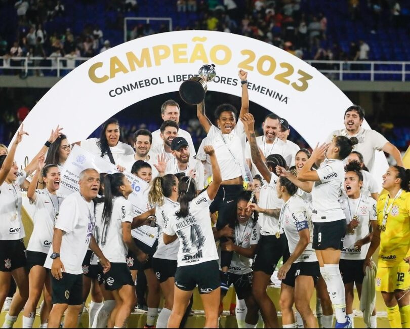 Jogadoras do Corinthians comemorando título da Libertadores Feminina 