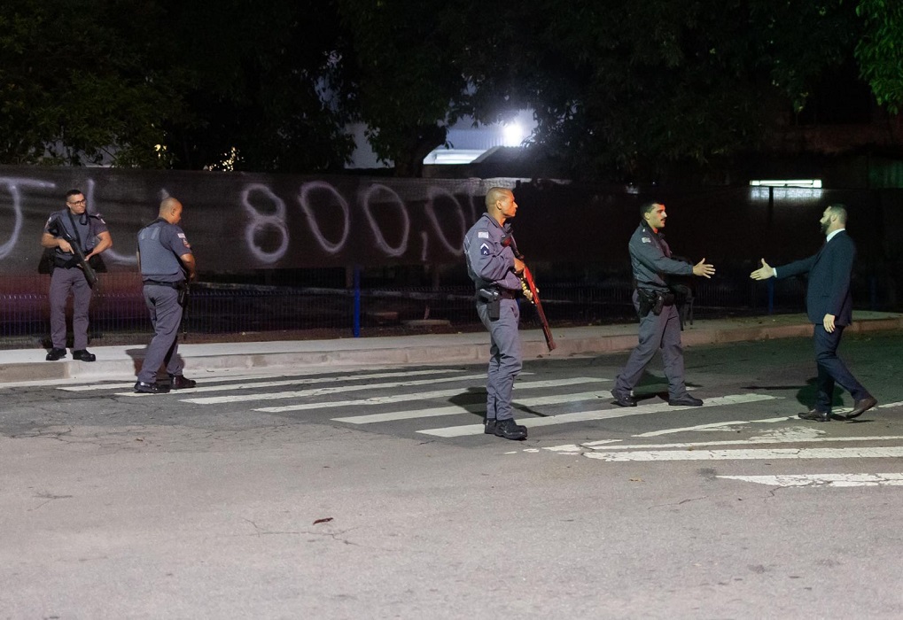 Policiais militares com armas acompanham greve dos metalúrgicos