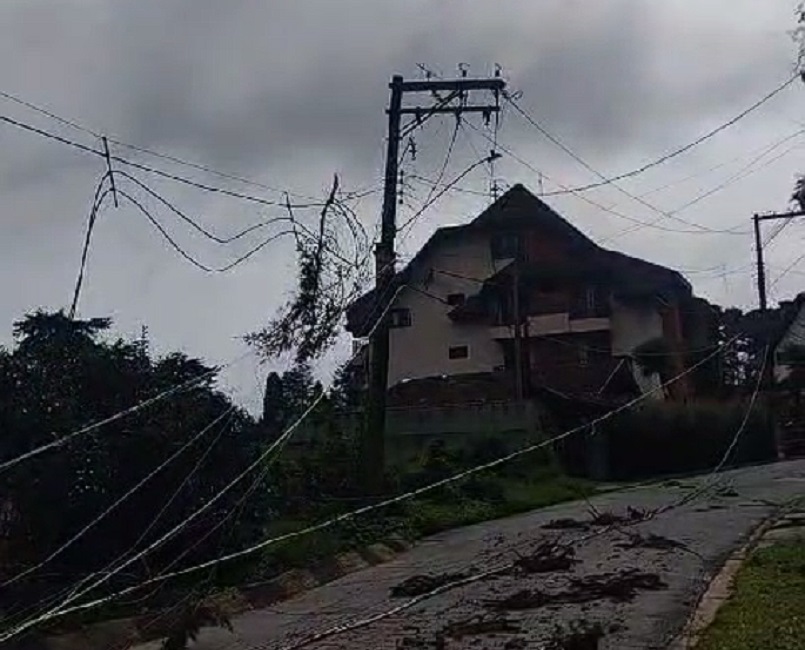 Imagem mostra rede elétrica caísa de postes de luz após a passagem de forte chuva no Vale do Paraíba. Empresas de energia são acionadas para explicar demora no atendimento no Vale do Paraíba após fortes chuvas