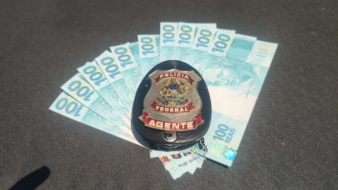 Dinheiro falsificado debaixo do distintivo de policial federal. Polícia Federal apreende menor com notas falsas em Cunha (SP)