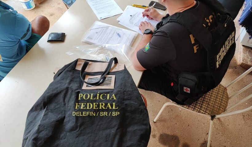 Agente da PF preenche documento em ação contra fraudes no INSS, em SJC. PF faz operação contra fraudes no INSS, em cidades do Vale do Paraíba e Pernambuco