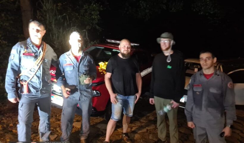Turistas estrangeiros perdidos em mata são resgatados pelos Bombeiros em São Sebastião