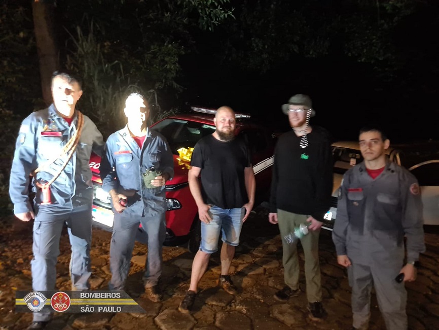 Turistas estrangeiros perdidos em mata são resgatados pelos Bombeiros em São Sebastião