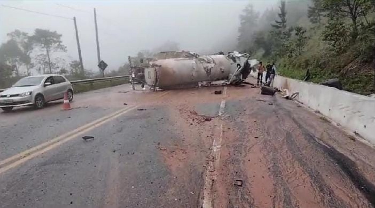 Caminhão tomba e bloqueia pista na Floriano Rodrigues Pinheiro