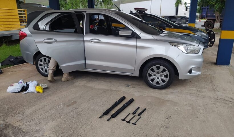 veículo Ford/Ka. PRF apreende fuzis desmontados na Via Dutra, em Cruzeiro