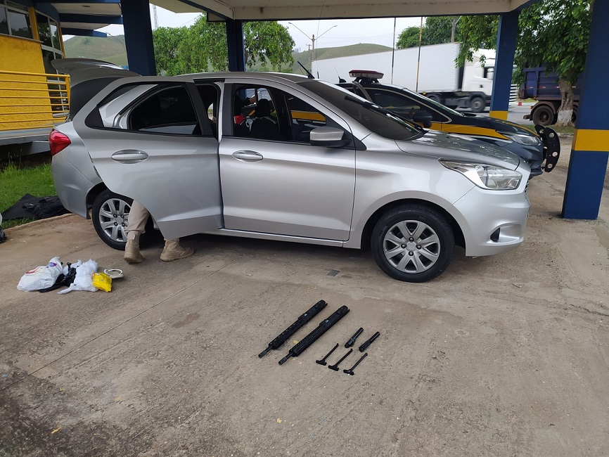 veículo Ford/Ka. PRF apreende fuzis desmontados na Via Dutra, em Cruzeiro