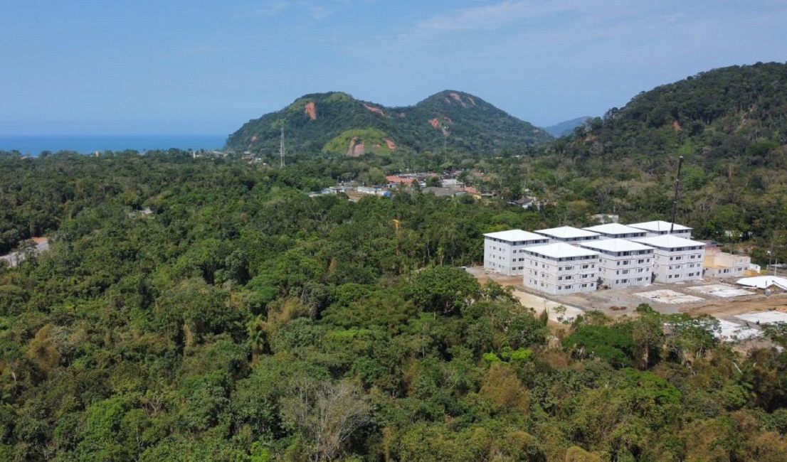 vista aérea de São Sebastião com conjuntos habitacionais sendo construídos. Gabinete 3D
