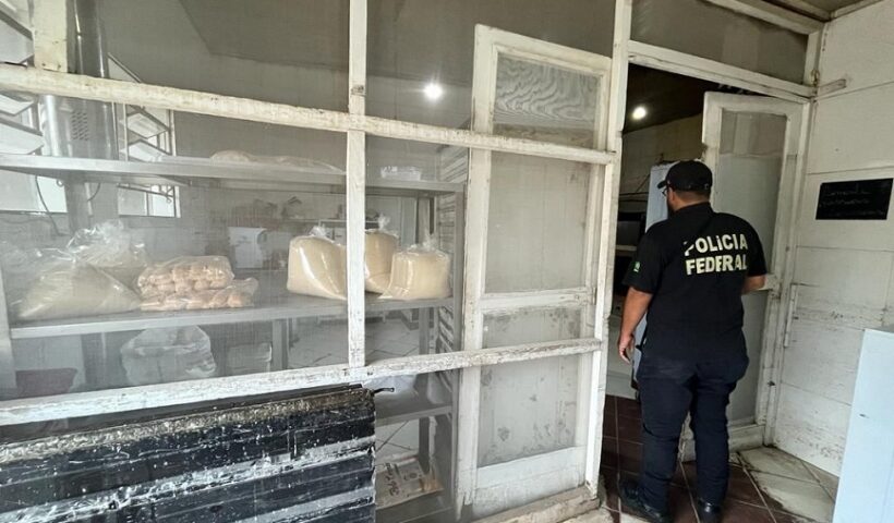 Policial federal entra em possível ambiente de padaria. Polícia Federal investiga suposta fraude na licitação da merenda em Ubatuba