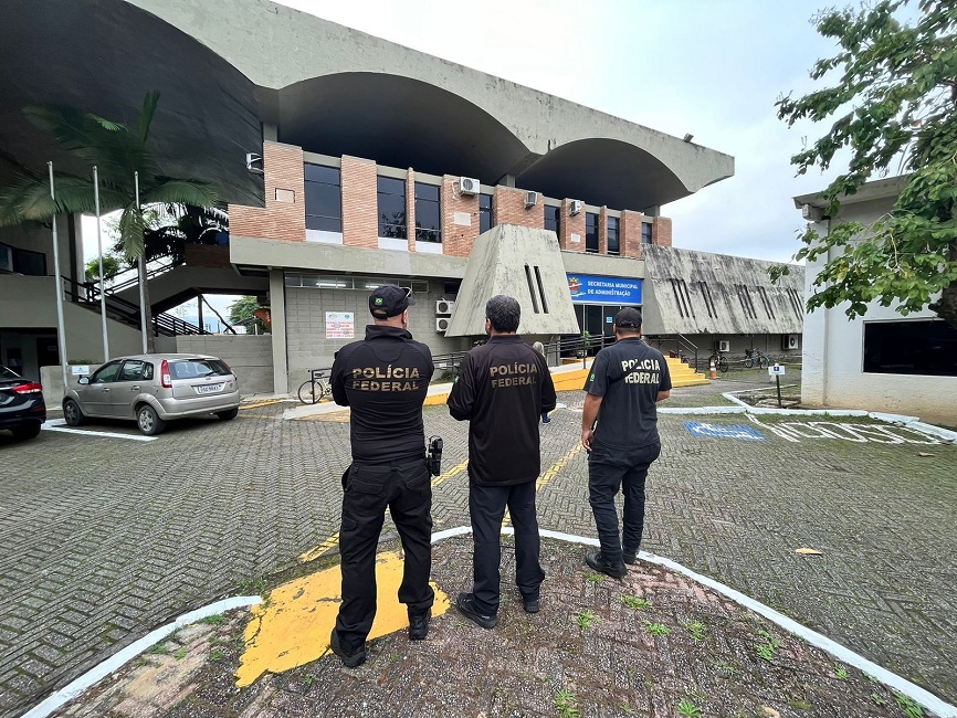Popiciais federais de costas olhando para prédio da prefeitura de ubatuba