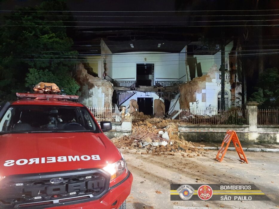 Antigo prédio da Prefeitura de Guaratinguetá desaba