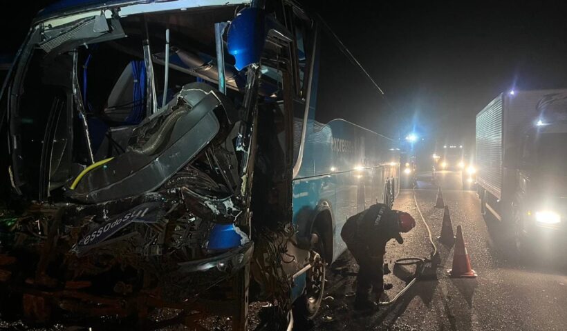 Acidente entre um ônibus e um caminhão deixa feridos na Dutra