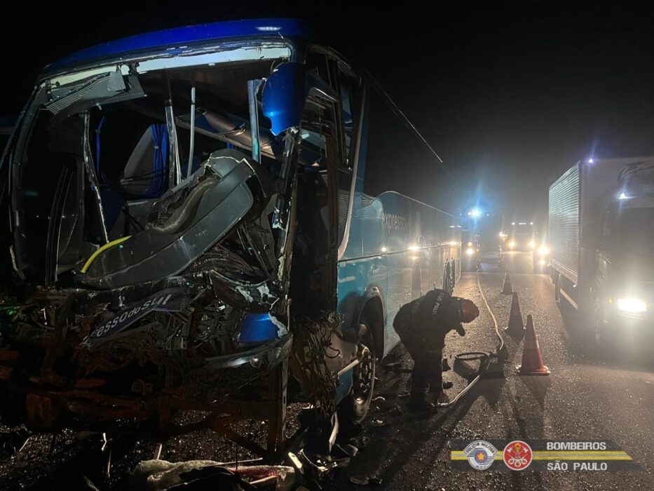 Acidente entre um ônibus e um caminhão deixa feridos na Dutra
