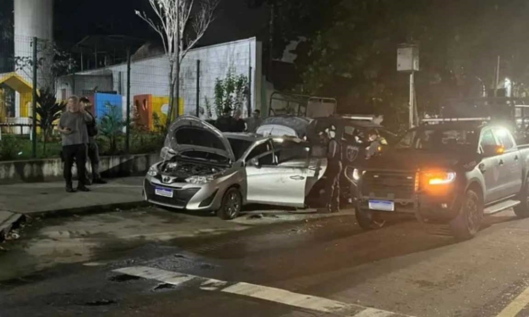 carros onde Suspeitos da execução de médicos foram achados mortos no Rio de Janeiro