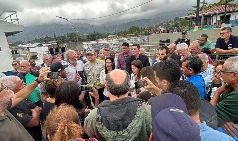 secretária de Meio Ambiente, Infraestrutura e Logística (Semil), Natália Resende ao centro da foto junto com demais autoridades na Travessia São Sebastião-Ilhabela