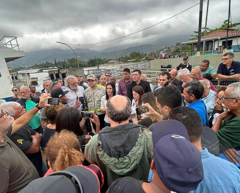 secretária de Meio Ambiente, Infraestrutura e Logística (Semil), Natália Resende ao centro da foto junto com demais autoridades na Travessia São Sebastião-Ilhabela