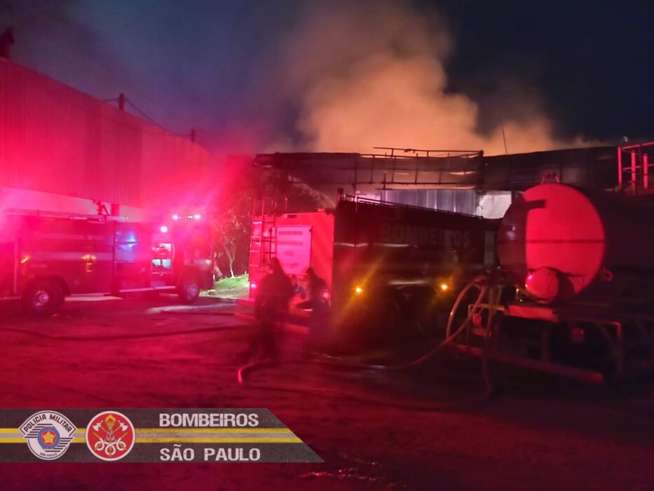 Fábrica de vidros pega fogo em Aparecida