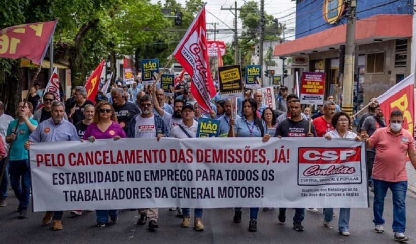 Funcionários da GM realizam protesto contra demissões e mantêm greve por tempo indeterminado