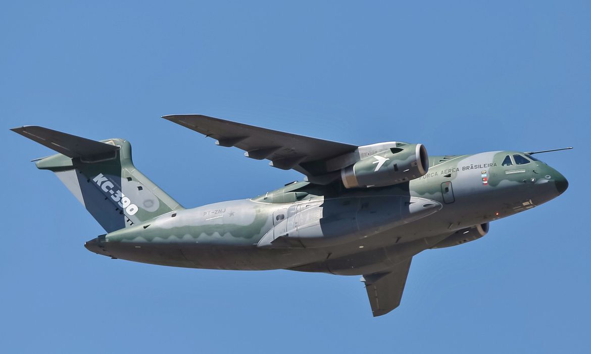 <em>Avião da Embraer KC 390, um dos seis aviões da FAB que vai repatriar cidadãos brasileiros que tentam fugir do conflito entre Israel e o Hamas