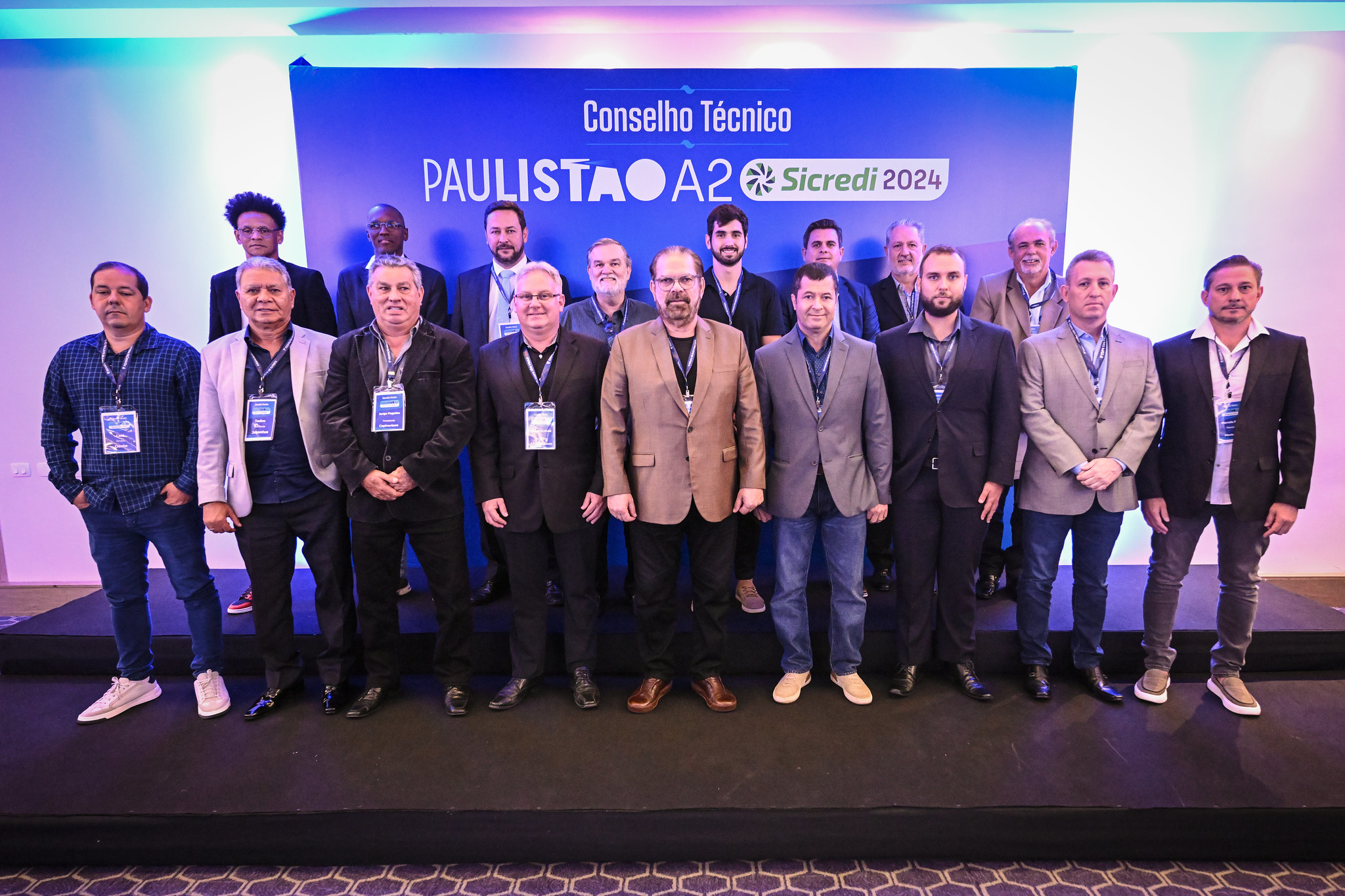 Presidentes e diregentes dos 16 clubes da Série A-2 do Paulista de 2024 durante congresso técnico realizado nesta segunda-feira (25) na FPF