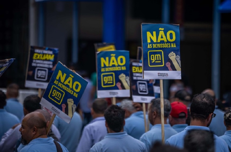 Funcionários da GM realizam protesto contra demissões e mantêm greve por tempo indeterminado