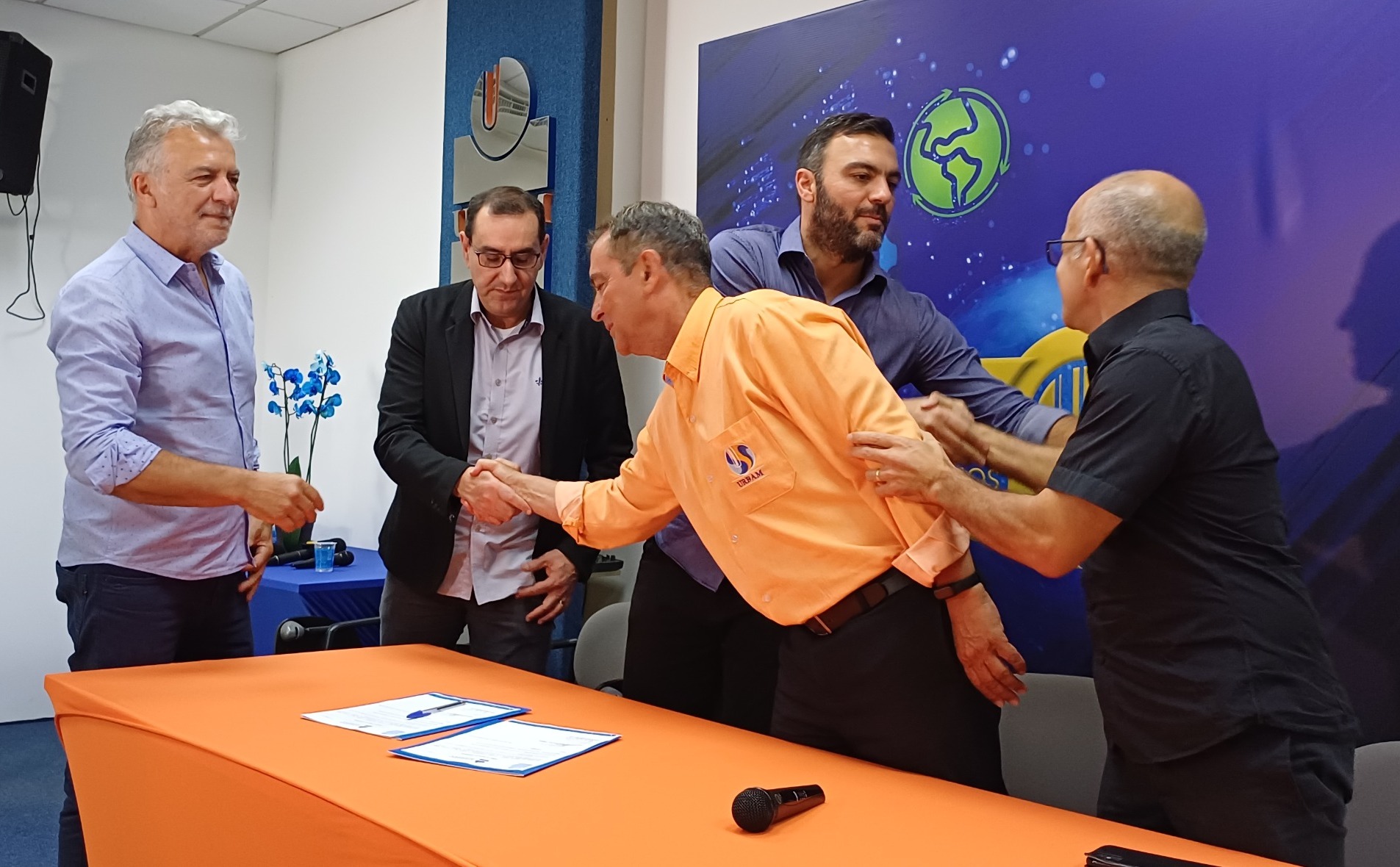 Assinatura da concessão do estádio Martins Pereira ocorreu na tarde desta segunda-feira (16)