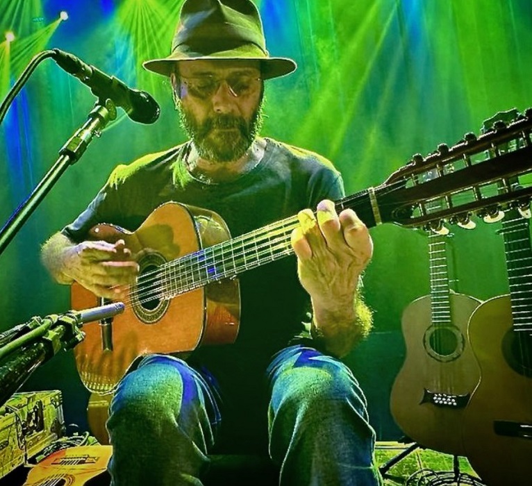 Almir Sater tocando Viola. São José dos Campos volta a receber o Revelando SP no Parque da Cidade a partir do dia 26