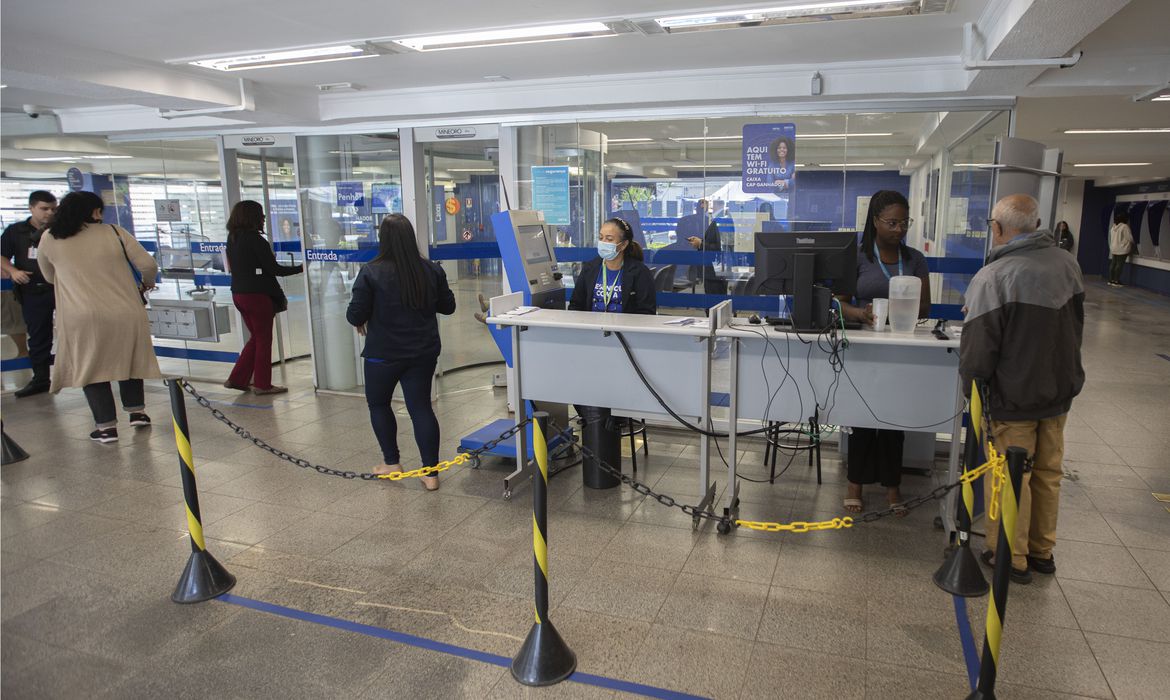 Clientes dentro de agência da Caixa. Consumidor pode renegociar dívidas na terceira fase do Desenrola
