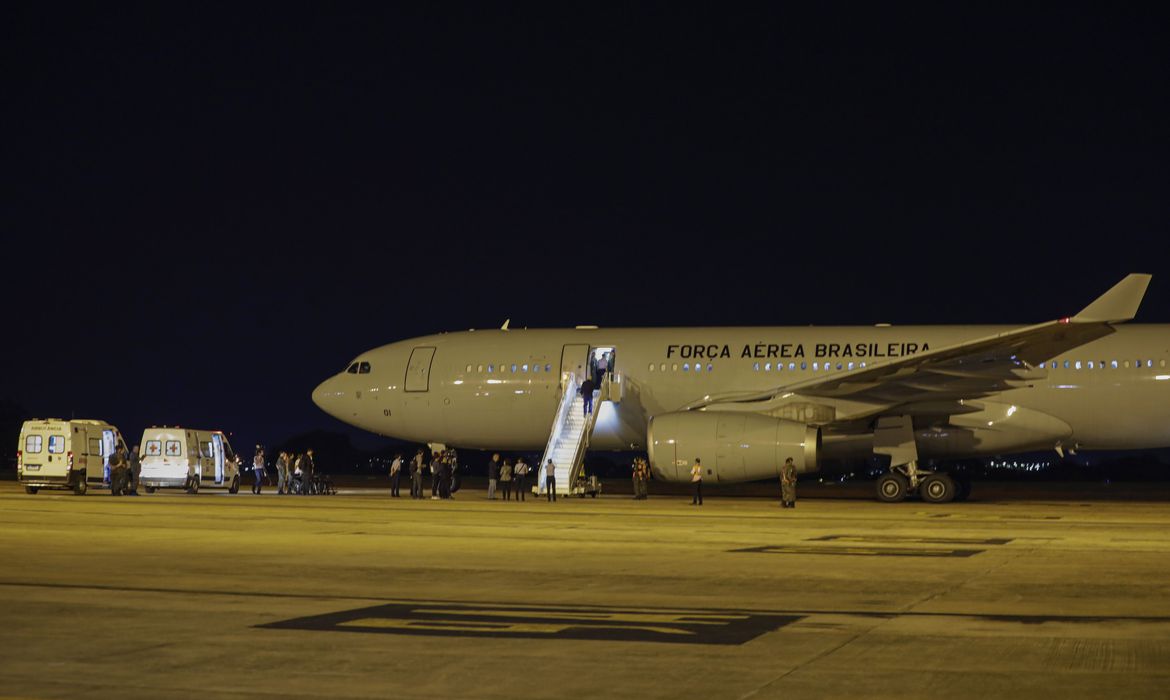 O primeiro avião da FAB trazendo 211 brasileiros de Israel aterrissa às 4h da manhã, na Base Aérea de Brasília. A operação de resgate, denominada Voltando em Paz, começou no domingo (8) com a saída da aeronave do Brasil com destino à Itália e, de lá, para Tel Aviv (capital israelense), de onde os brasileiros embarcaram. Itamaraty espera que Egito abra fronteira para brasileiros nesta segunda-feira (16)