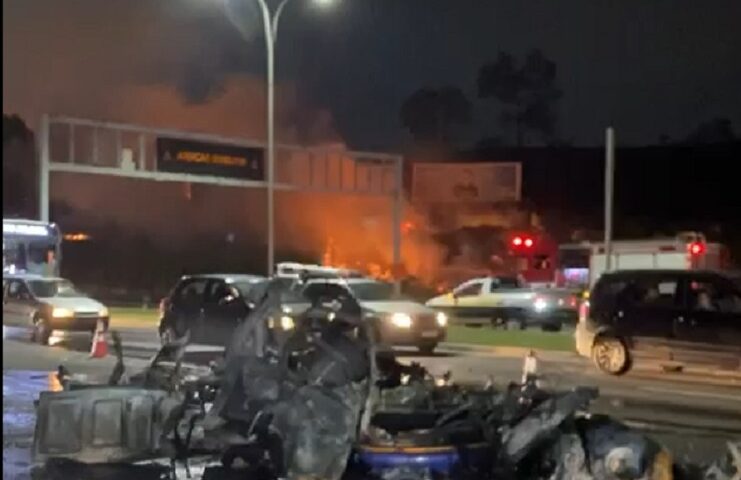 destroços que veículo em chamas. Veículo explode no Anel Viário complicando o trânsito em São José dos Campos