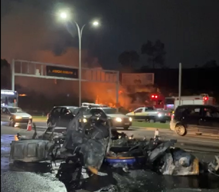 destroços que veículo em chamas. Veículo explode no Anel Viário complicando o trânsito em São José dos Campos