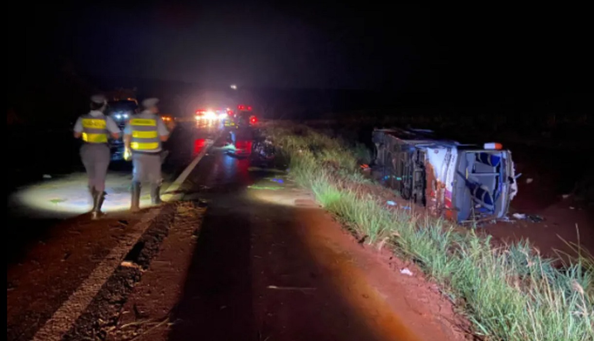 Polciais Militares rodoviários averiguan ônibus acidentado em Guatapará