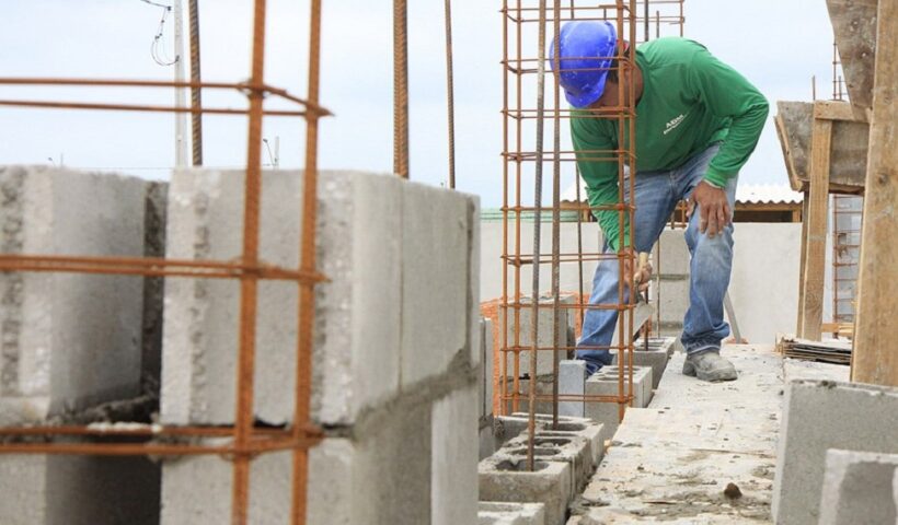 Trabalhador da construção civil em obra. Programa da Prefeitura de SJC vai formalizar profissões; Saiba como obter o certificado