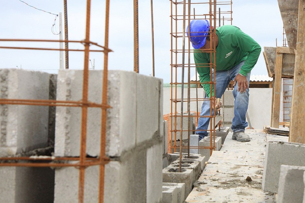 Trabalhador da construção civil em obra. Programa da Prefeitura de SJC vai formalizar profissões; Saiba como obter o certificado