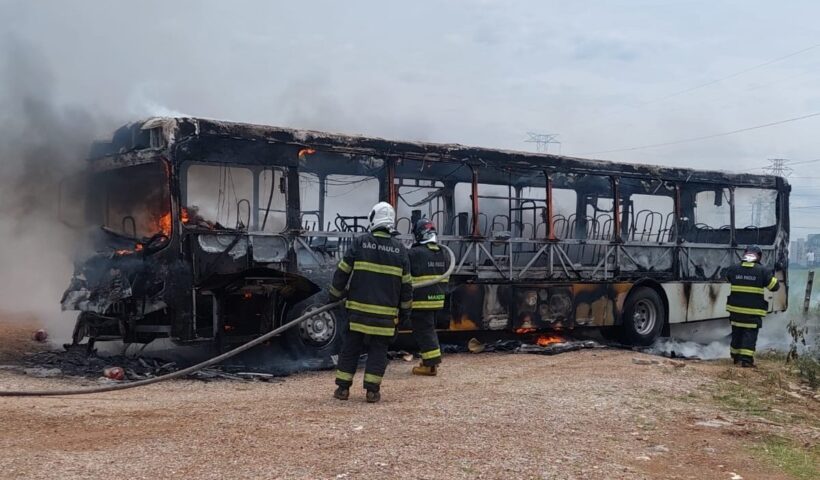 Ônibus do transporte público de São José dos Campos totalmente destruído após incêndio