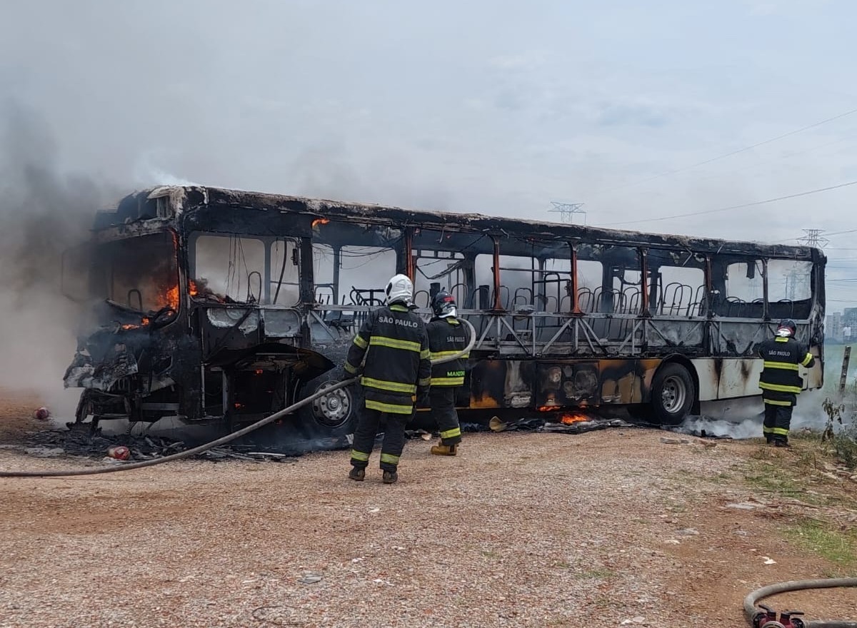 Ônibus do transporte público de São José dos Campos totalmente destruído após incêndio 