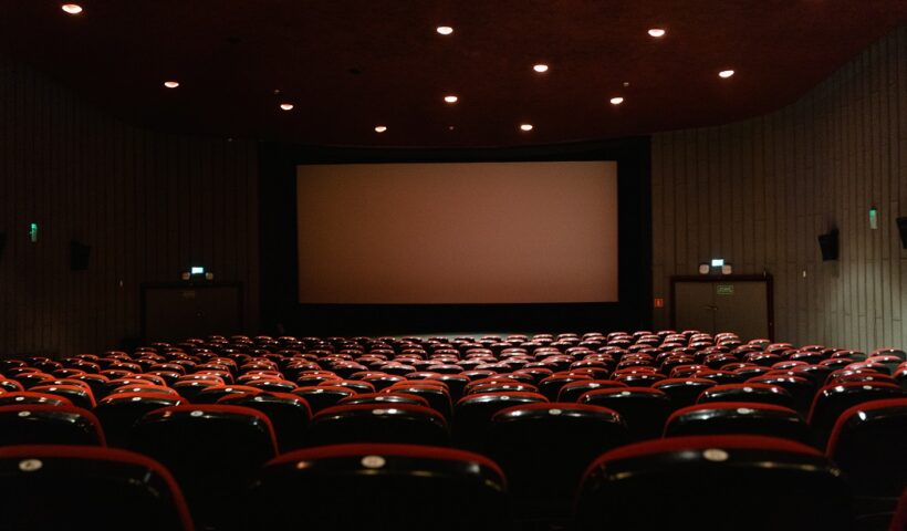 Sala de cinema vazia.