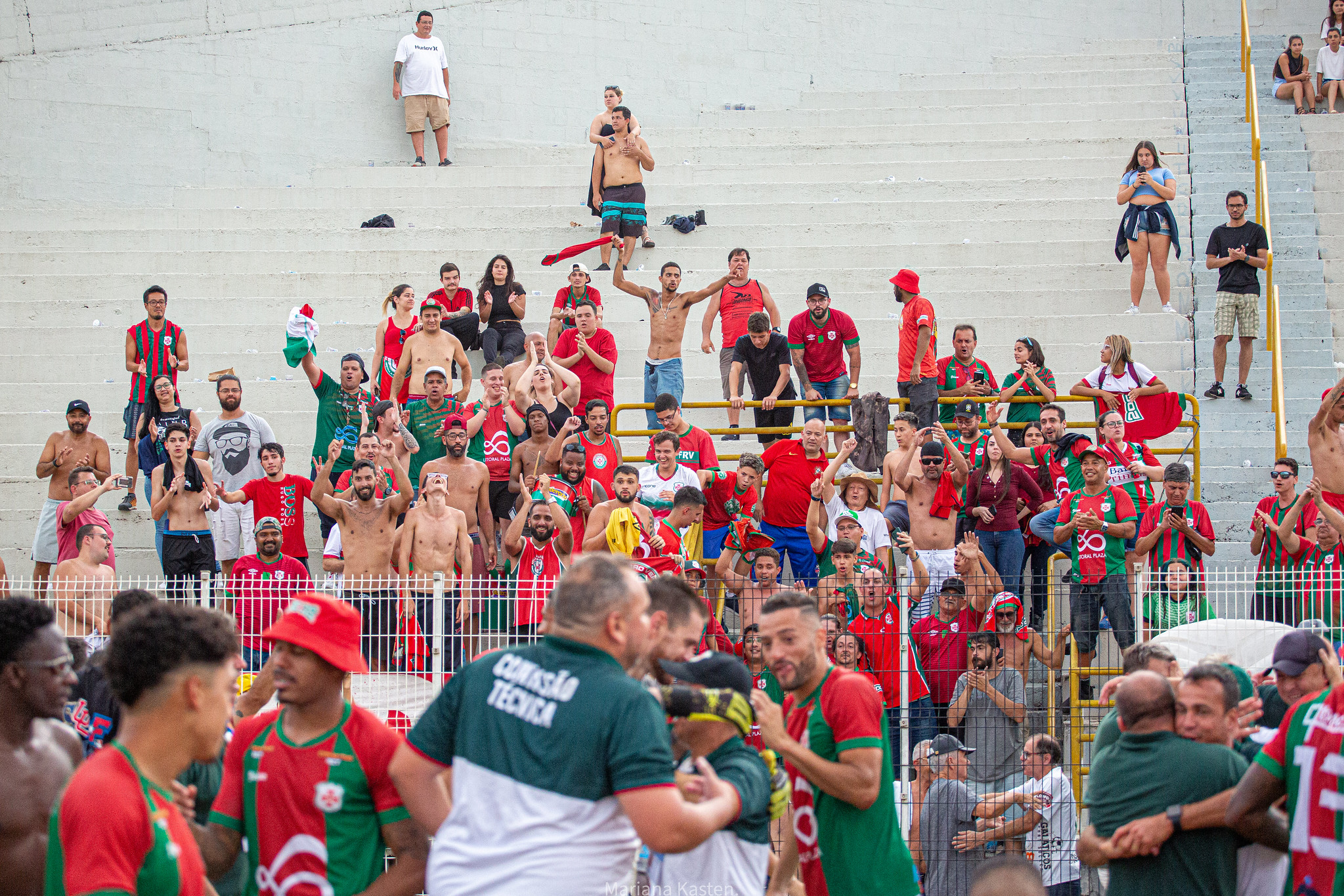 Jogadores e torcedores da Portuguesa Santista comemoram classificação para a final da Copa Paulista 
