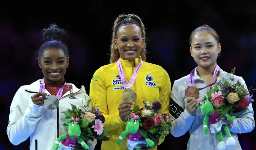 Rebeca Andrade no pódio mais alto do mundial de Antuérpia (Bélgica).