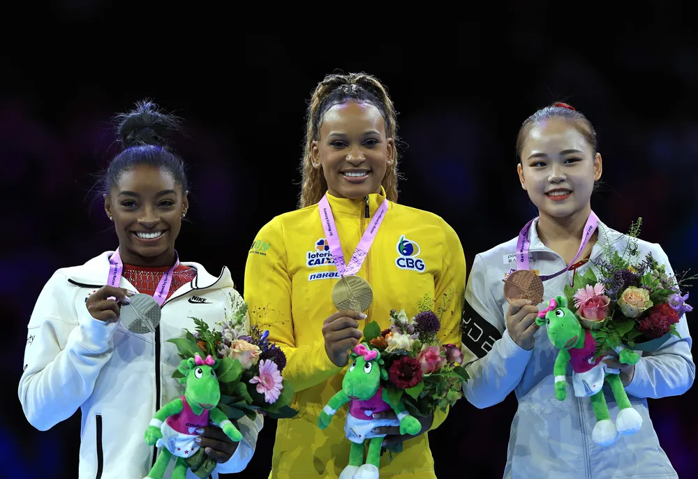 Rebeca Andrade no pódio mais alto do mundial de Antuérpia (Bélgica)