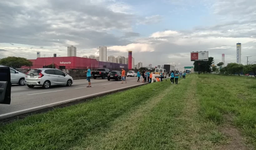 Romeiro recebe atendimento após ser atropleado na Dutra em São José dos Campos