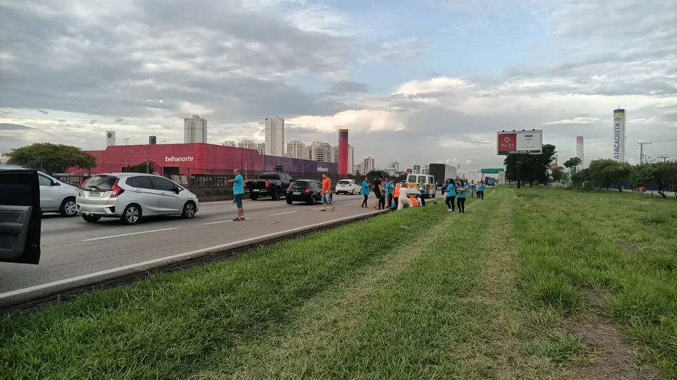 Romeiro recebe atendimento após ser atropleado na Dutra em São José dos Campos