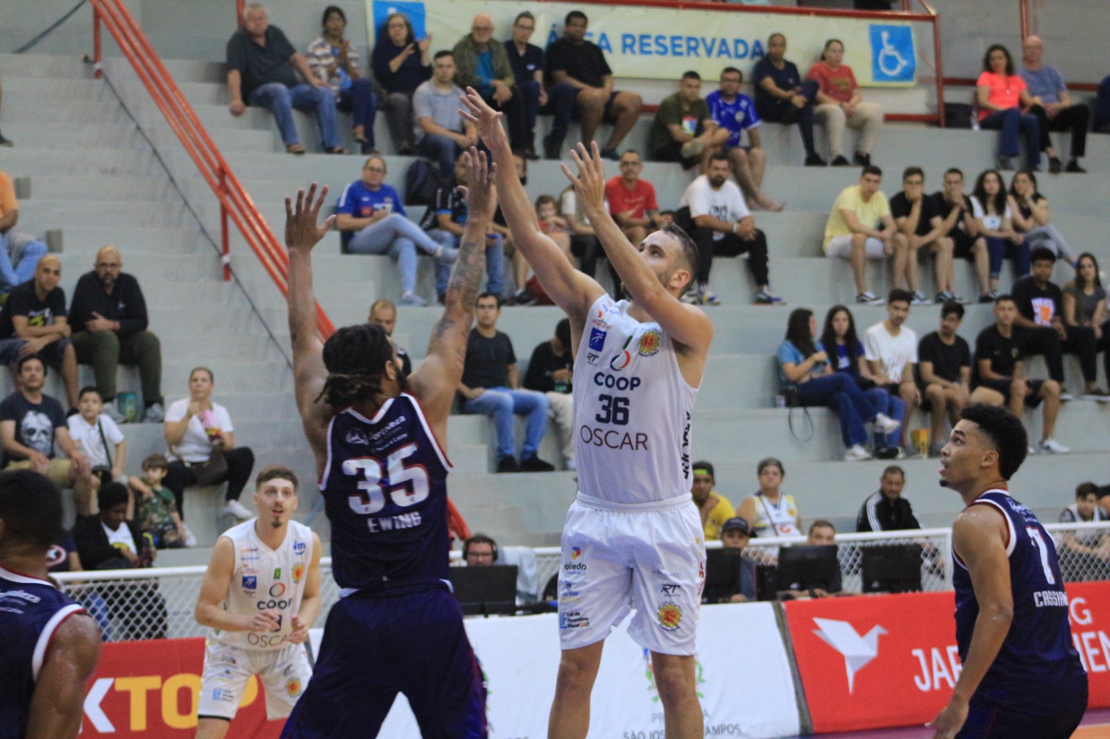 Jogo entre São José Basketball e Fortaleza Basquete Cearense no Linneu de Moura