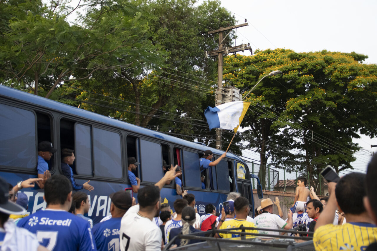 Torcida do São José EC recebendo o elenco no Martins Pereira na semifinal da Copa Paulista contra o Grêmio Prudente