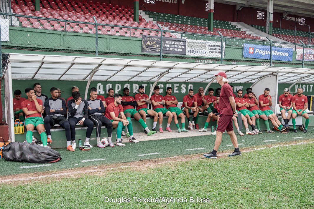 Técnico Sergio Guedes conversando com o elenco da Portuguesa Santista antes de treinamento no Ulrico Mursa nesta sexta-feira (13). Foto: