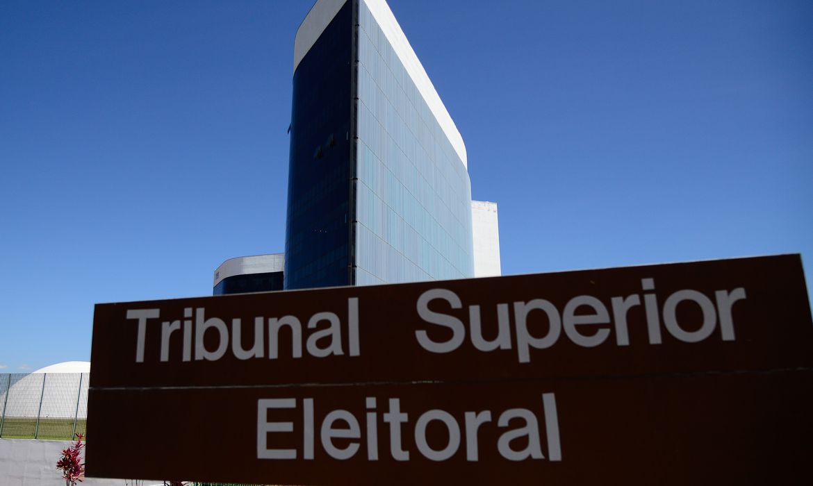 Fachada do edifício sede do STF. TSE retoma julgamento de Bolsonaro por abuso de poder nas eleições