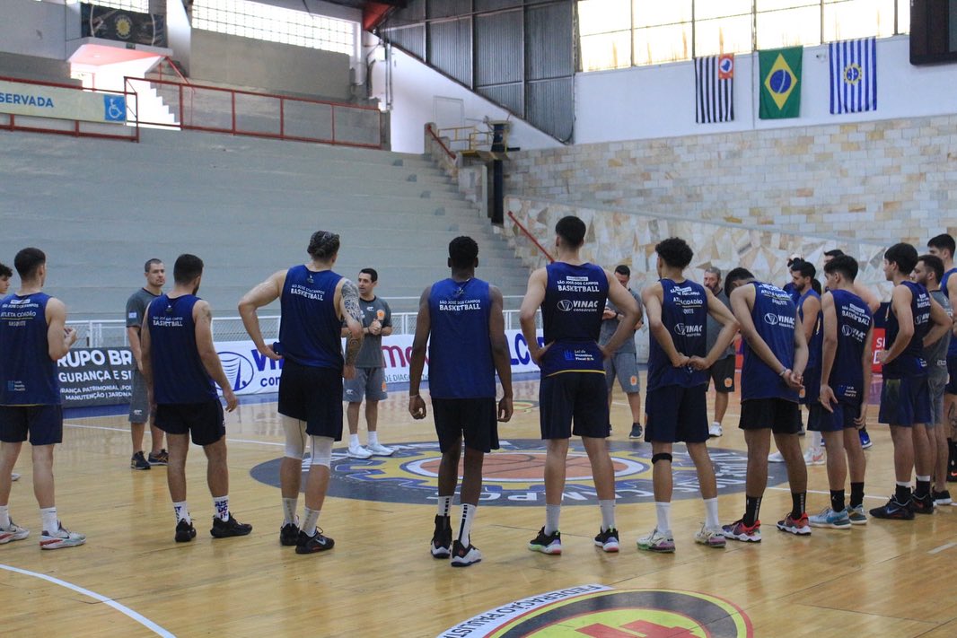 Elenco do São José Basketball antes do início da temporada 2023/2024. Foto: Léo Lenzi/Agência NTZ