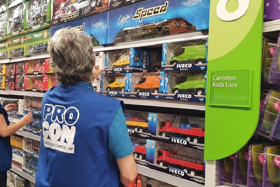 fiscais do procon de SJC em loja de brinquedos. Dia das Crianças: Procon fiscaliza 73 lojas de produtos infantis e autua 2 por irregularidades