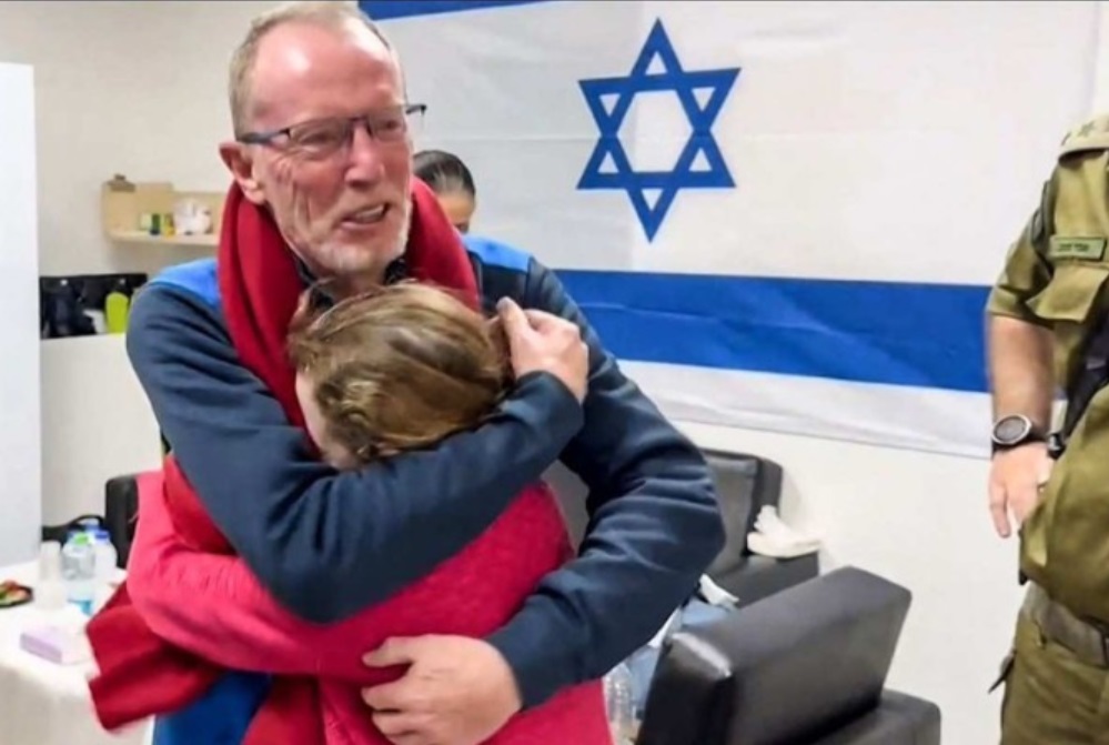 Homem idoso abraça criança em Israel.