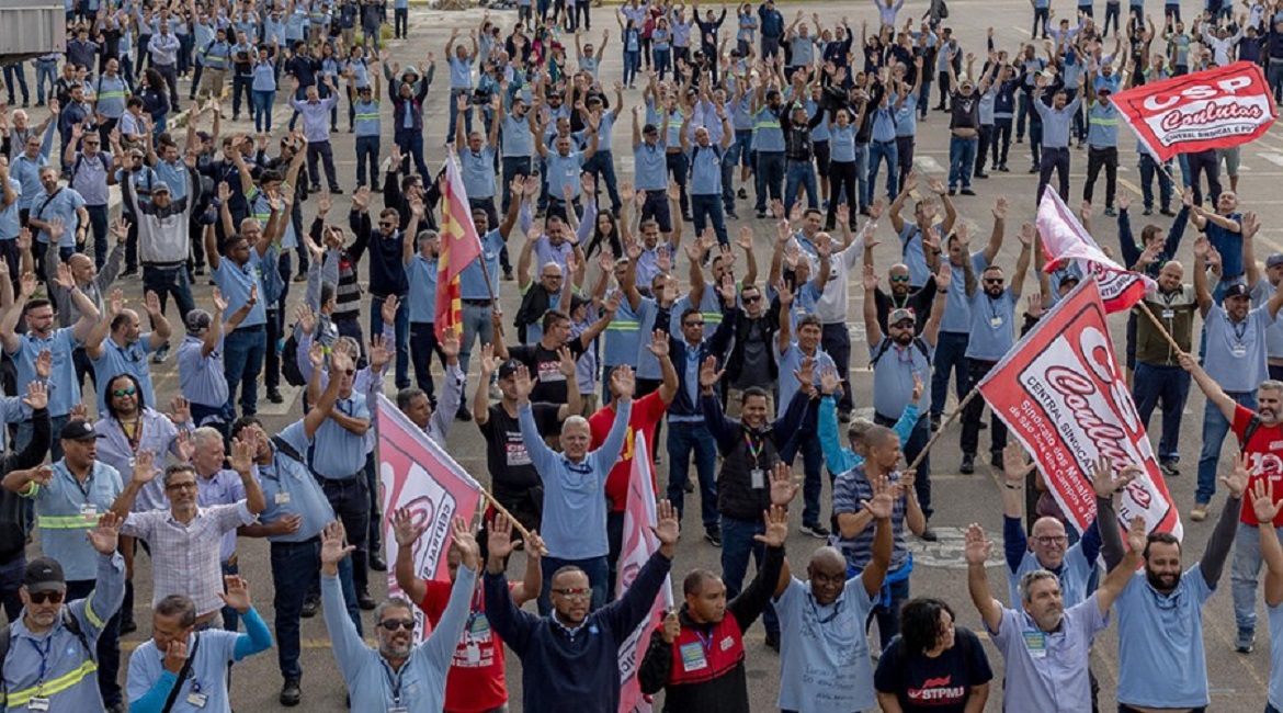 Funcionários da GM. Greve na GM continua nesta segunda-feira (6); nova reunião entre funcionários e montadora está marcada para hoje